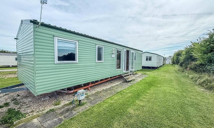 Louth House | Cosy 8 berth caravan with lovely field views at Sunnydale ref 35353S
