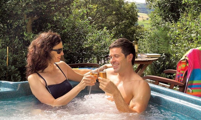 Summerbridge Ski Chalet | Cosy and comfortable lodge with king-size four poster bed.