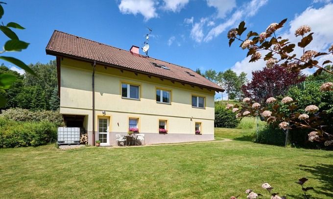 Svoboda nad Upou Apartment | Cosy apartment for 4 guests with WIFI, TV, patio, pets allowed and parking