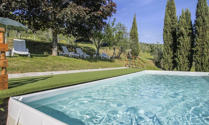 Castelfranco di Sopra Villa | Cosy apartment in villa for 4 guests with pool, WIFI, TV and patio