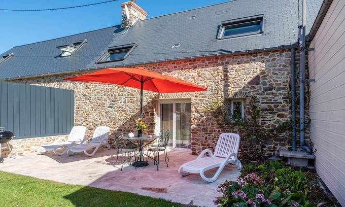 Creances Villa | Cosy apartment in villa for 4 people with WIFI, TV, terrace and pets allowed