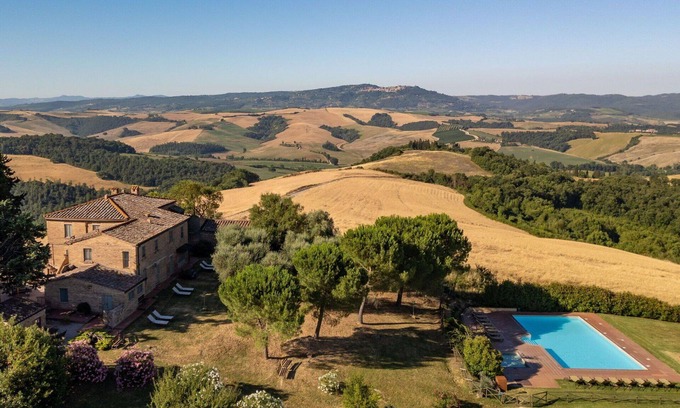 Montalcino Villa | Cosy apartment in villa with WIFI, pool, TV, terrace, pets allowed and panoramic view
