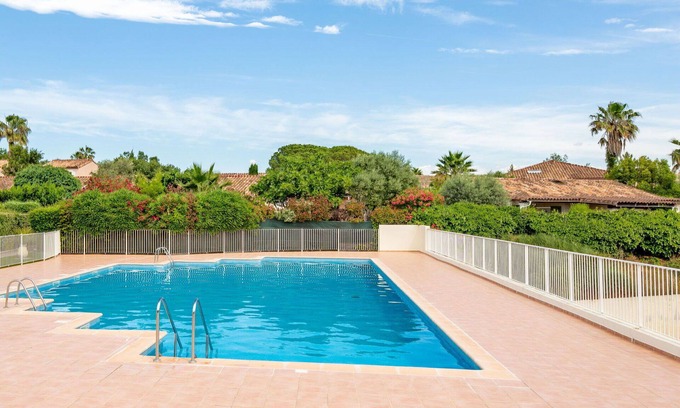 La Rouviere Apartment | Cosy apartment for 4 people with pool, WIFI, TV, terrace, pets allowed and parking