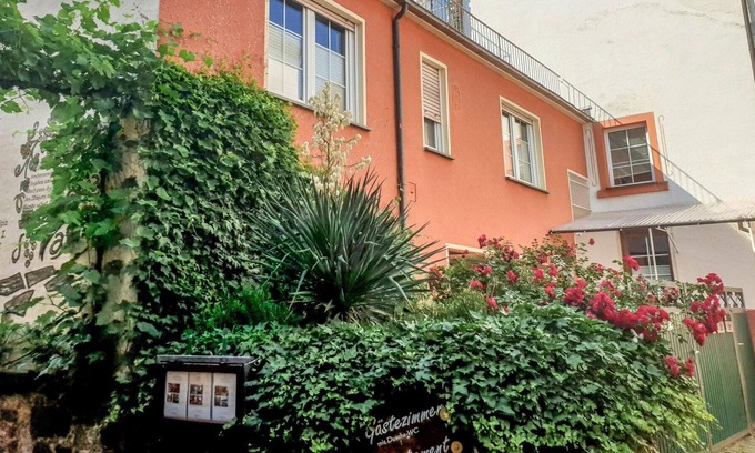 Ediger Apartment | Cosy apartment for 2 guests with WIFI, TV, balcony and parking