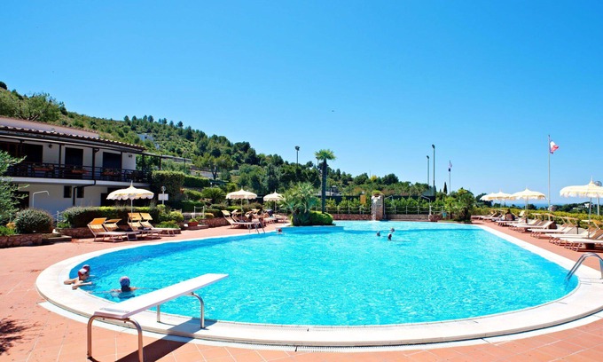 Sperlonga Apartment | Cosy apartment for 2 people with A/C, WIFI, pool, TV, pets allowed and parking
