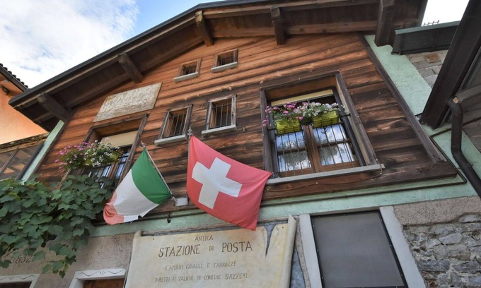 Prata Camportaccio Apartment | Cosy apartment for 3 people with WIFI, A/C, TV, patio and pets allowed