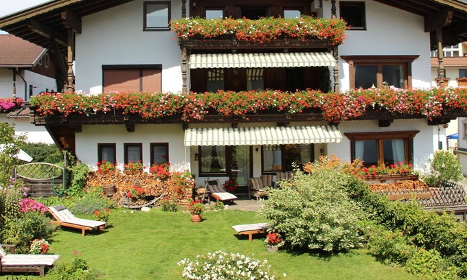 Zillertal Apartment | Cosy apartment for 4 guests with WIFI, TV, terrace, pets allowed, panoramic view and parking