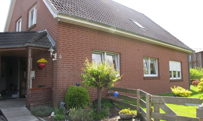 Wangerland Apartment | Cosy apartment for 4 people with WIFI, TV, terrace, pets allowed and parking
