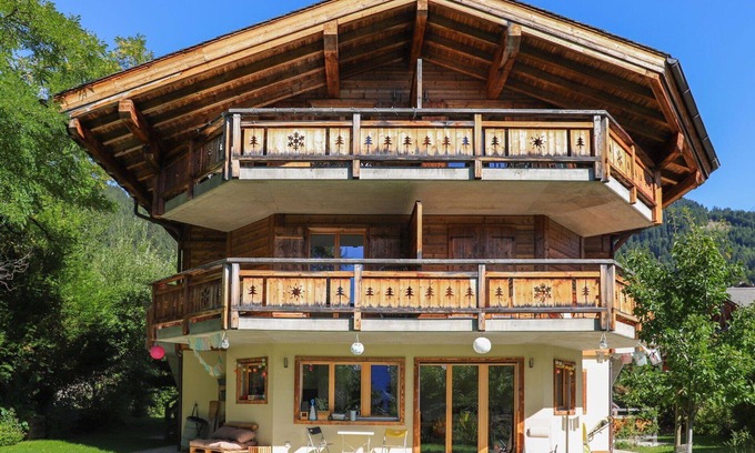 Chesieres Apartment | Cosy apartment for 6 guests with hot tub, WIFI and balcony