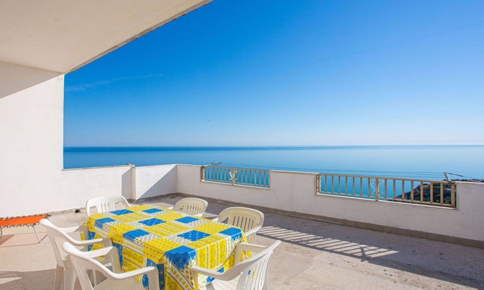 Peschici Apartment | Cosy apartment for 7 people with WIFI, TV, terrace, pets allowed and parking