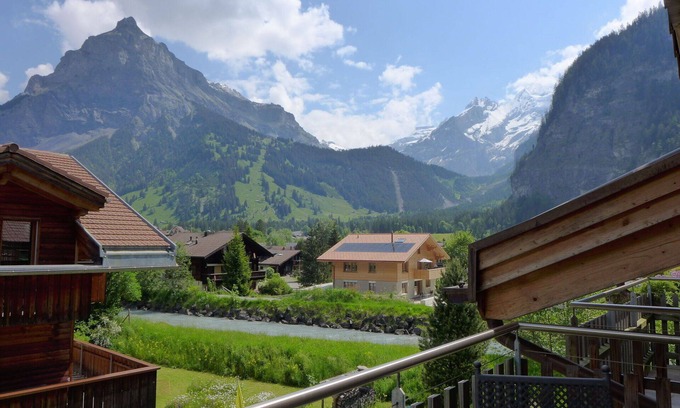 Kandersteg Apartment | Cosy apartment for 3 guests with WIFI, balcony, panoramic view and parking