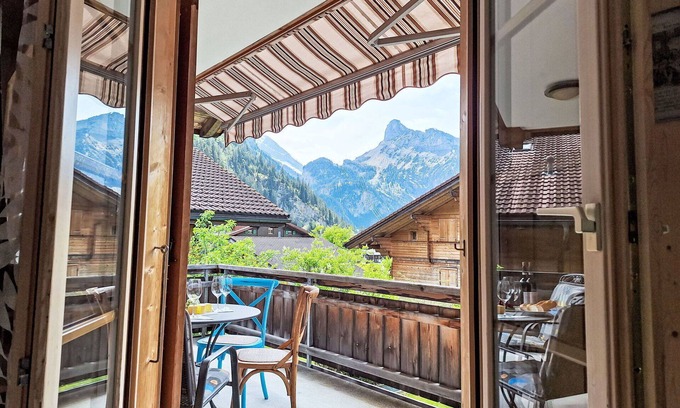 Kandersteg Apartment | Cosy apartment for 4 guests with WIFI, TV, balcony, pets allowed, panoramic view and parking