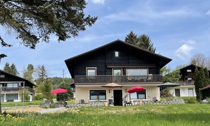 Arrach Apartment | Cosy apartment for 12 guests with WIFI, TV, patio, pets allowed and parking