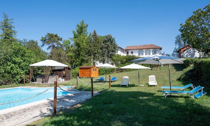 Azzano d'Asti Villa | Cosy apartment in villa for 6 people with WIFI, A/C, pool, terrace, pets allowed and parking