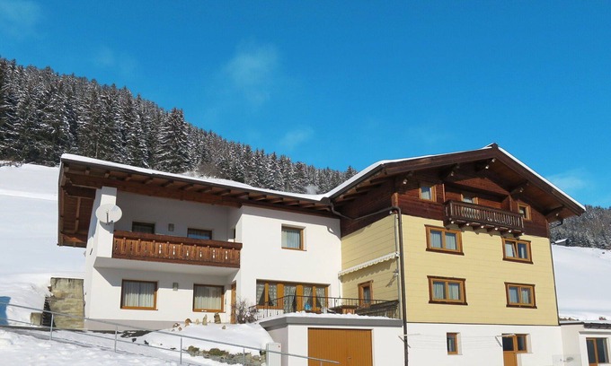 Kappl Villa | Cosy apartment in villa for 17 people with WIFI, TV and terrace