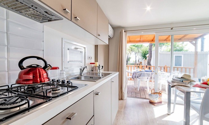 Cavallino-Treporti House | Cosy apartment in villa for 6 guests with WIFI, A/C, pool, TV and terrace