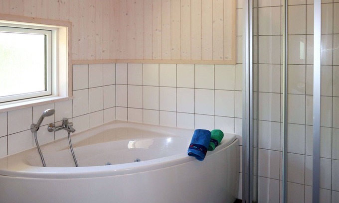 Grossenbrode House | Cosy apartment in villa for 10 people with hot tub, WIFI, TV, terrace and pets allowed