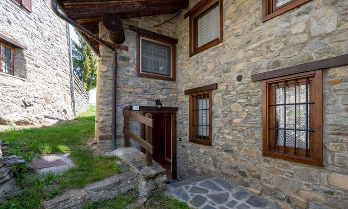 Sarre Apartment | Cosy apartment for 6 guests with TV and balcony, close to Aosta