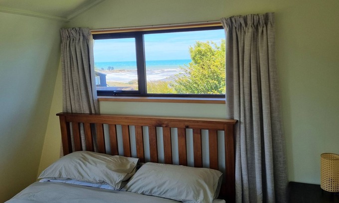 Kakanui House | Cosy bach with Kakanui mountain and sea views.