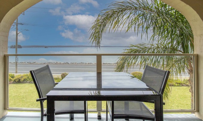 Batehaven Apartment | Cosy Beachside Apartment with a Sunrise Ocean View