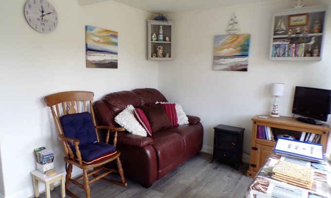 Heacham Ski Chalet | Cosy Cabin, 5 Minute Walk to Beach, Coastal Chalet, Free Parking