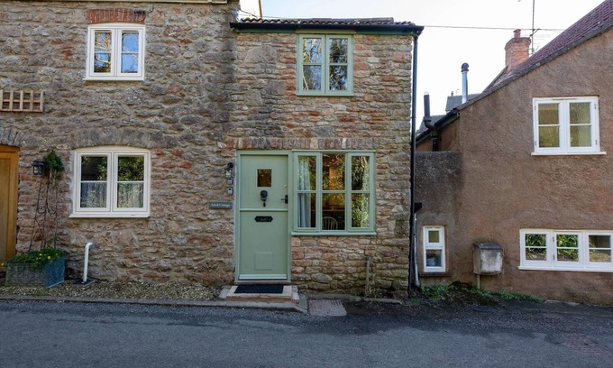 Wells House | Cosy Cottage in the Mendip Hills, Private Parking
