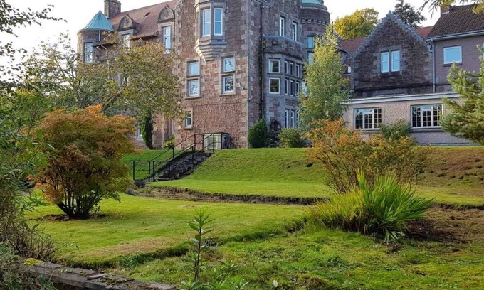 Dumbarton House | Cosy Cottage In grounds of Old Monastery - easy access Loch Lomond and Glasgow