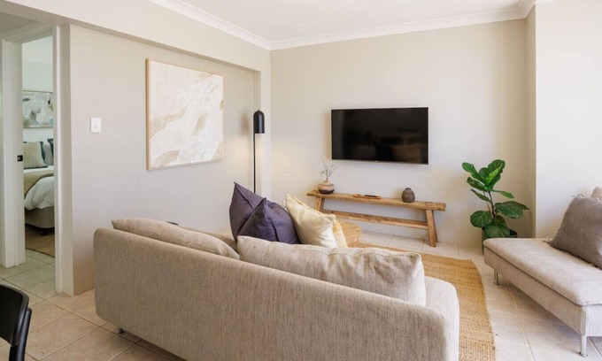 Fremantle Apartment | Cosy Courtyard Fremantle/Central, parking, smartTV