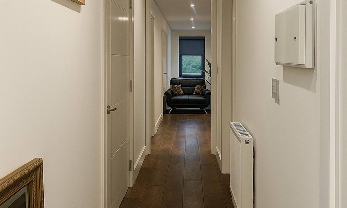 Peninsula Apartment | Cosy Flat Located in the heart of Greenwich, Industrial style.