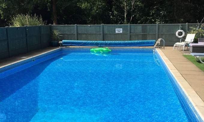 Cromer Apartment | Cosy ground floor pet friendly Saxony studio with gardens and pool near Cromer
