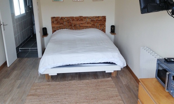Sanguinet Bed & Breakfast | Cosy independent room, "les shadoks" Pets welcome.