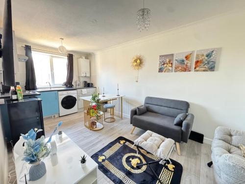 Thamesmead Apartment | Cosy Retreat