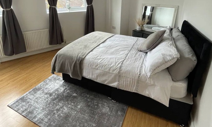 St. Dunstan's Apartment | Cosy & Sleek 1BD Flat - Mile End