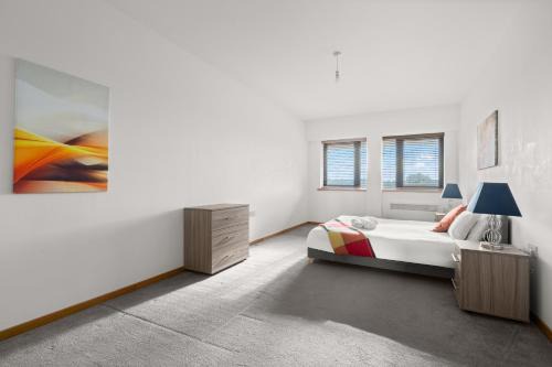 Swindon Apartment | Cosy&Spacious 2BR Apt in Swindon, Free Parking