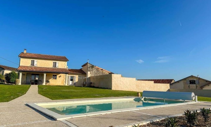Laprade House | Cosy Stay, Remote Work Retreat, 9 Guests Aubeterre