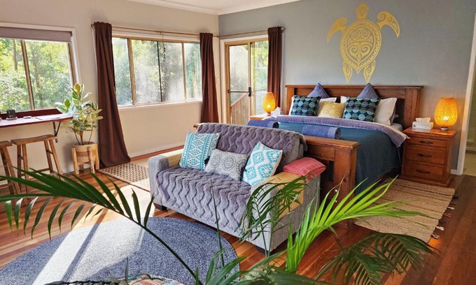 Doonan House | Cosy Studio with Forest Views, Noosa Hinterland