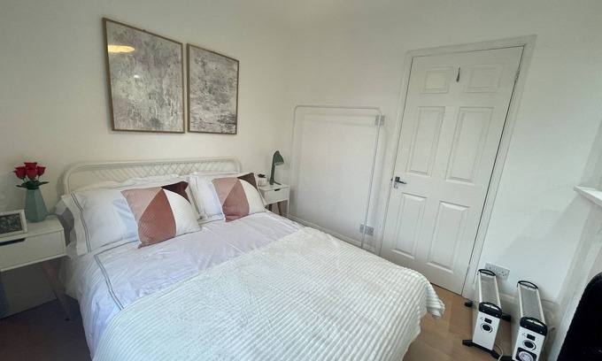 West Brompton Apartment | Cosy two bedroom flat Fulham Broadway
