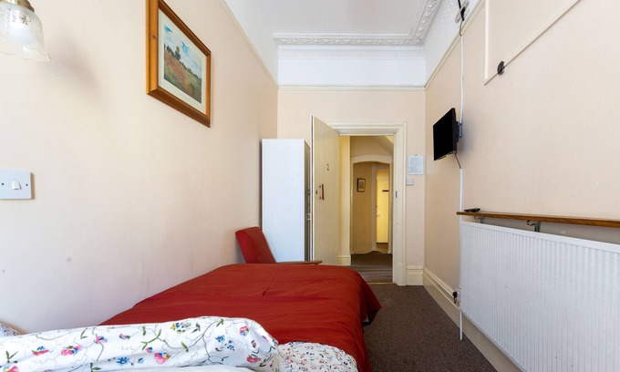 Fairfield House | Cosy Victorian Building, close to city centre and amazing public transport links