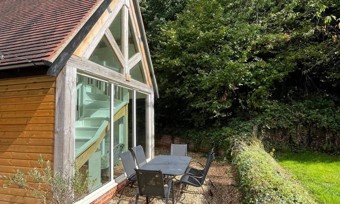 Leckhampton Cottage | Cosy Woodland Retreat | 10 mins from Cheltenham Promenade | Dog Friendly