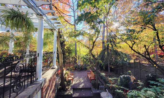 East Credit House | Cottage Alike in City Center w/Movie Theater-Near Toronto Airport