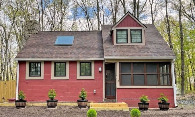 White Mills Cottage | Cottage by Lake Wallenpaupack with Hot Tub