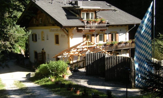 Eggen House | Cottage by the stream in Eggen