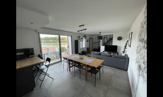 Changey House | Cottage chaleureux avec vue sur lac