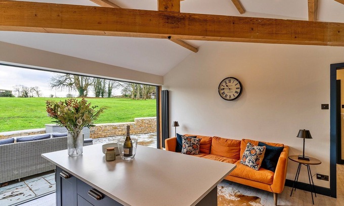 Hawling Cottage | Cottage in Cotswolds with Hot Tub & Views