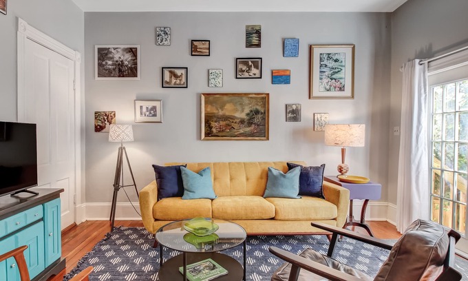 Thomas Square Cottage | Cottage in Thomas Square, Heated Pool Access