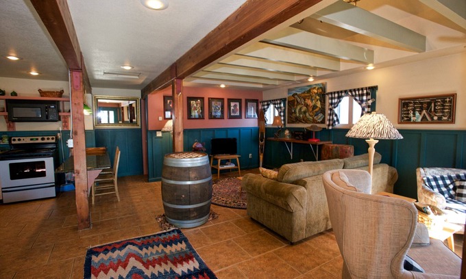 McCall House | Cottage Inn - Heart of Downtown McCall - Sleeps 4 - Walk to Restaurants - Lake and Beach