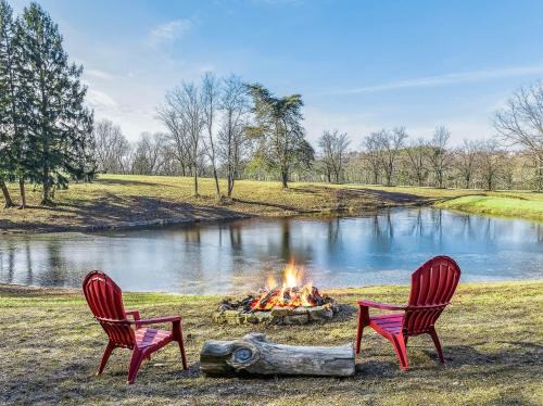Berkeley Springs House | Cottage Inn The Woods - Pond, Pet Friendly, Grill, Wifi, Fire Pit, Deck, Screen Porch, Fireplace, Private