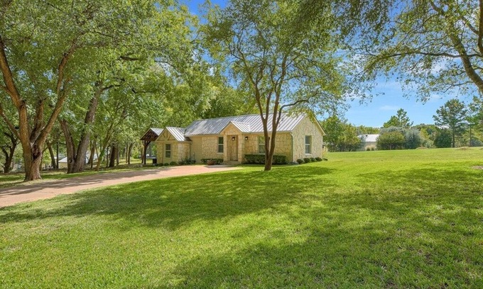 Wood Island Cottage | Cottage Near Lake Austin