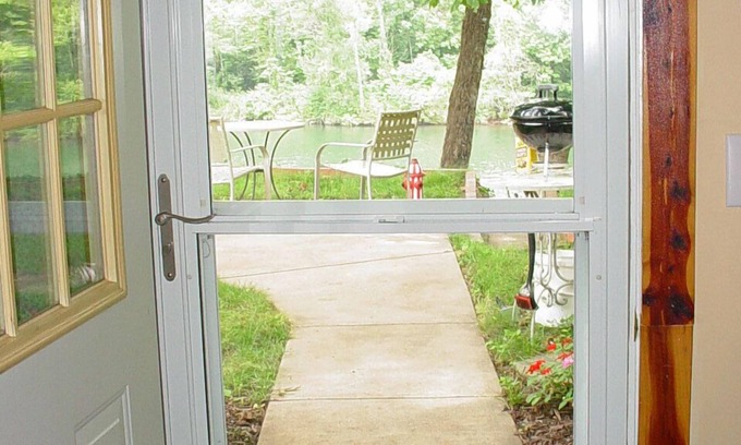 Hollister Cottage | Cottage on Lake Taneycomo, near the College of the Ozarks and the dam.