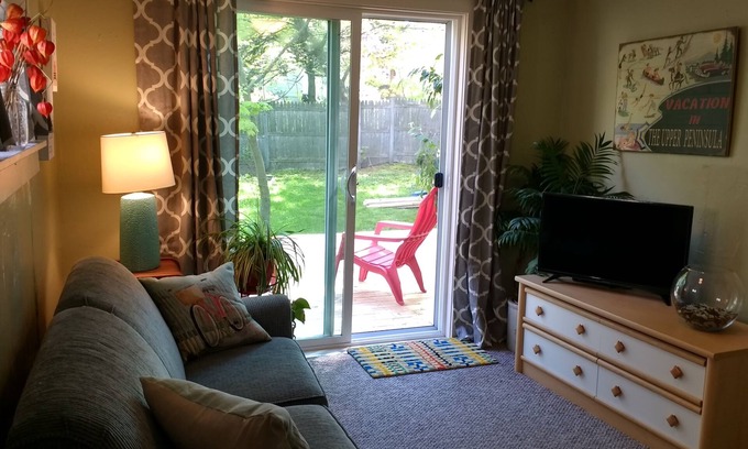 Marquette House | Cottage retreat 1/2 block to beach & bike path! Includes 2 bikes. Bring the dog!